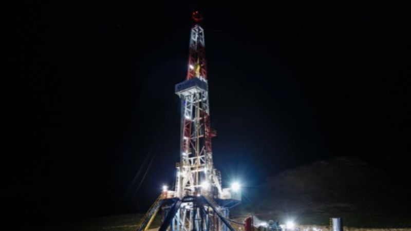 Grave accidente petrolero: un trabajador habría sufrido una fractura de cráneo tras recibir el golpe de un caño