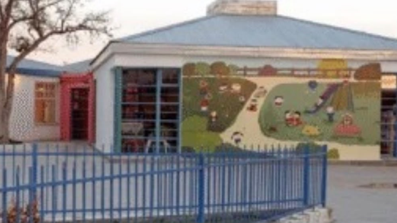 Entró al patio de la Casa del Niño para robar reflectores y escapó cuando una mujer lo descubrió