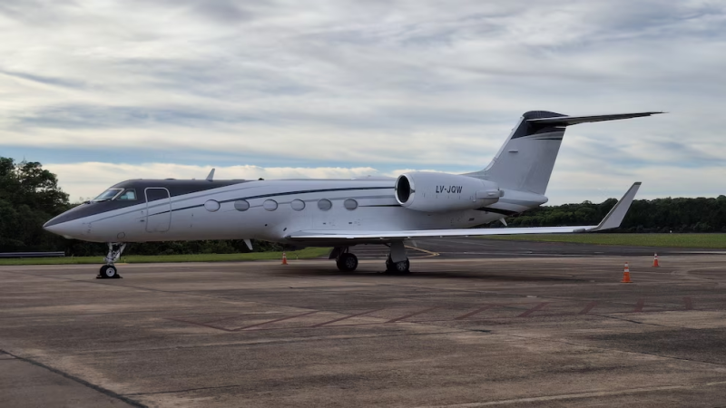 Se frustró un vuelo privado a EE.UU. desde Iguazú: investigan si Flávio Bolsonaro intentaba salir de Brasil pese a la prohibición judicial