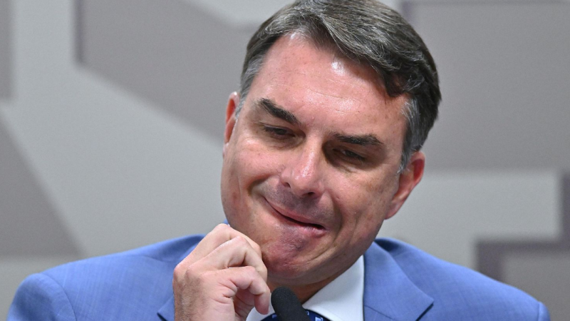 Acorralado por causas de corrupción y lavado, Flávio Bolsonaro huyó de Brasil: CNN reporta que ya llegó a Estados Unidos