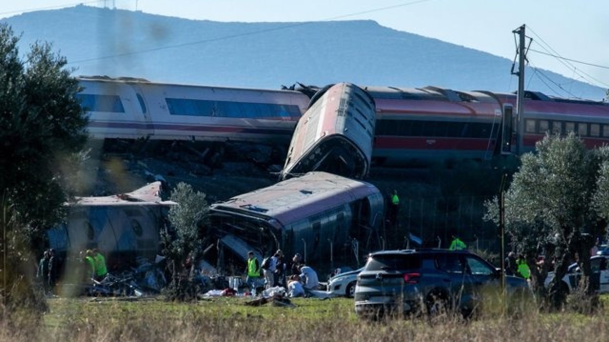 Tragedia ferroviaria en España: chocaron dos trenes de alta velocidad y hay decenas de muertos