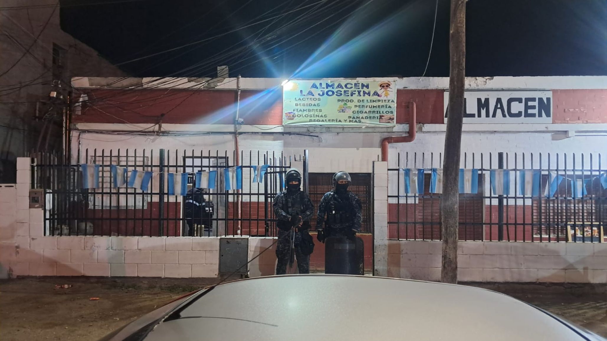Balacera en Comodoro: hallaron 17 vainas, le dispararon a una policía y un sospechoso ingresó a un Almacén