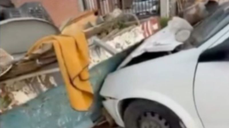 Insólito accidente en Comodoro: chocó contra una batea y dejó el auto abandonado