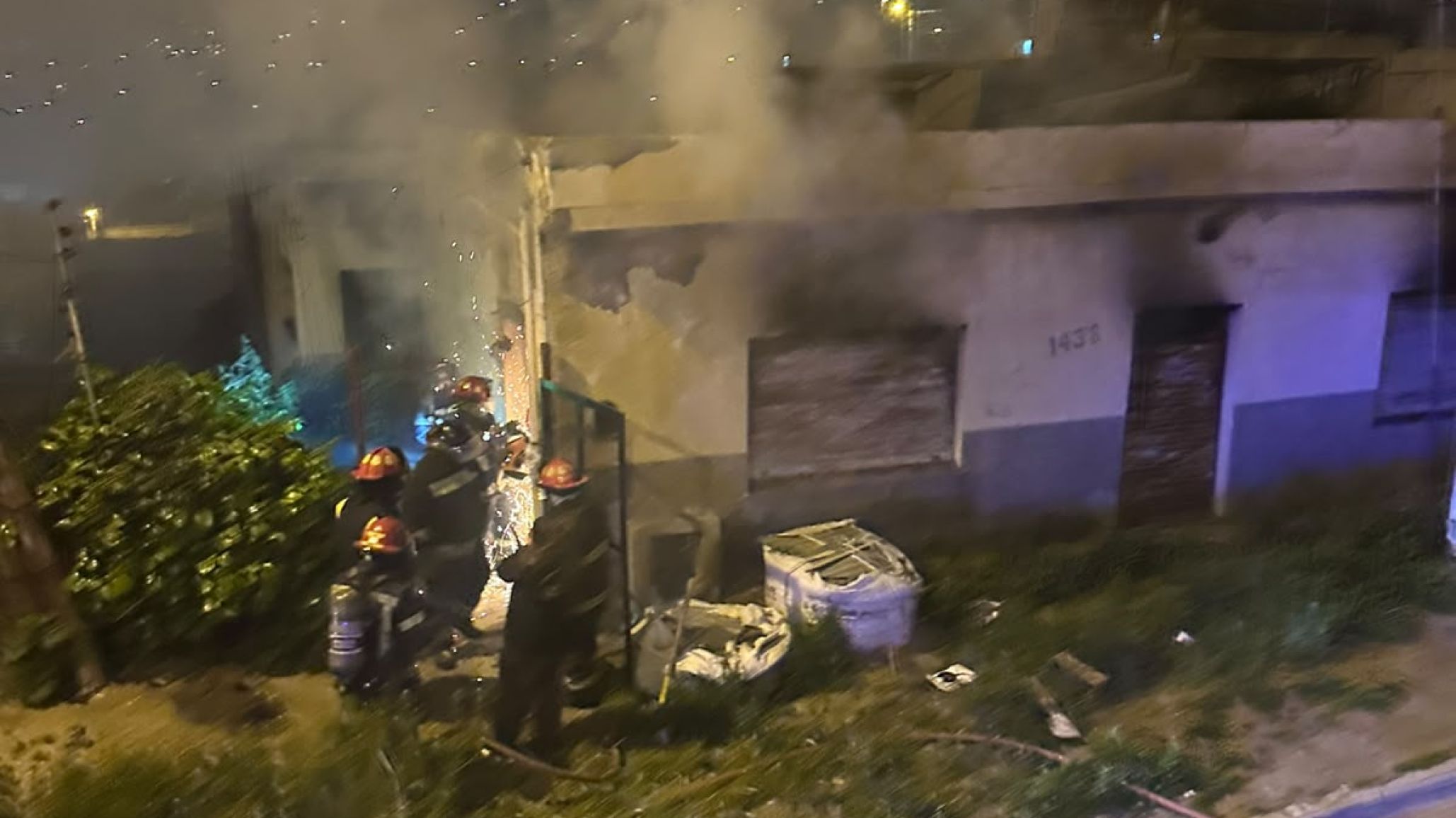 Una casa abandonada desde hace 11 años se incendió de madrugada en Comodoro: era utilizada por personas en situación de calle