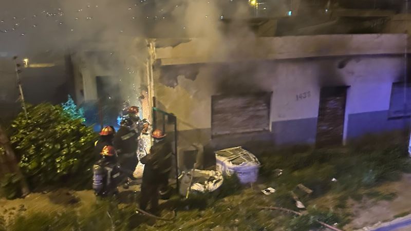 Una casa abandonada desde hace 11 años se incendió de madrugada en Comodoro: era utilizada por personas en situación de calle