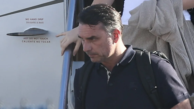 Un pasaporte italiano, DNI y un avión privado: los detalles de la fuga de Bolsonaro hacia EE.UU a través de Argentina