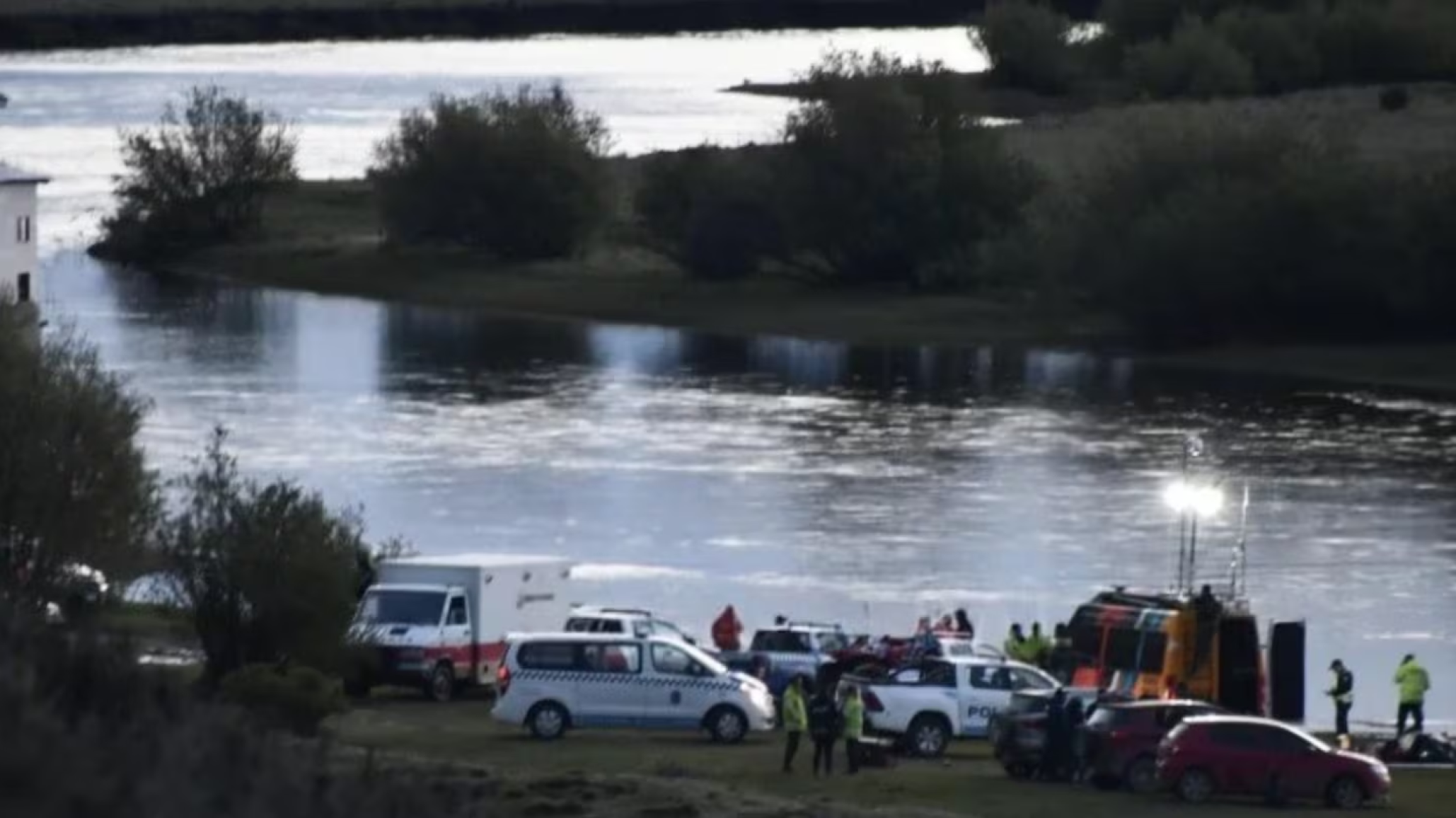 Desesperada búsqueda de dos niños en Río Gallegos: buzos tácticos trabajan en una zona con pozones de hasta 7 metros