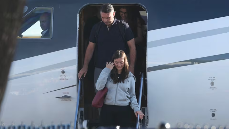 Desde Miami, Flávio Bolsonaro se autoproclama presidente de Brasil y agradece a Milei tras perder las elecciones