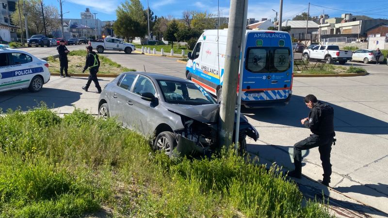 Perdió el control, subió al cordón y chocó contra un poste en pleno centro