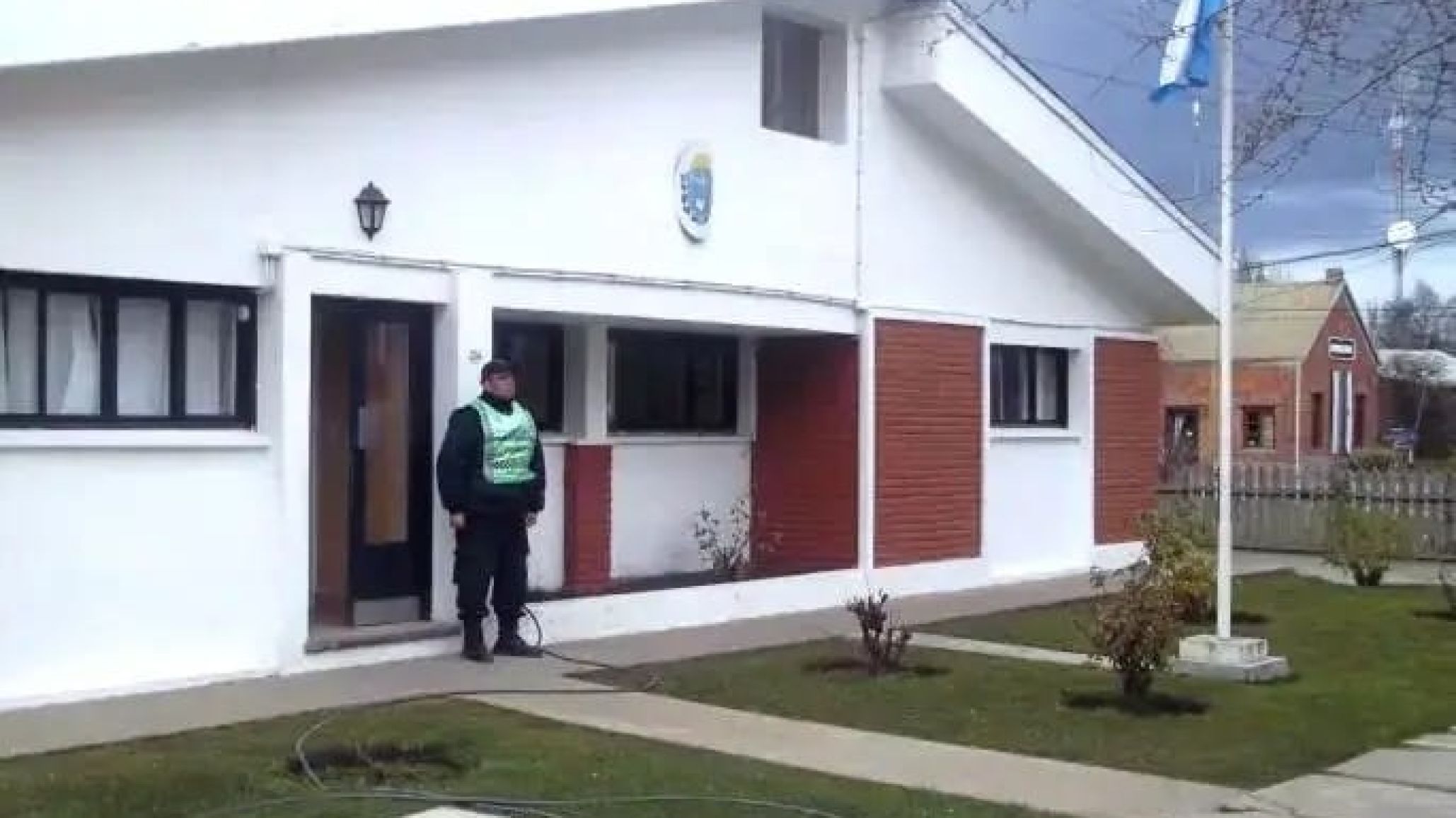 Un empleado municipal protagonizó un violento episodio frente a una escuela y terminó en la comisaría