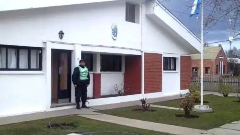 Un empleado municipal protagonizó un violento episodio frente a una escuela y terminó en la comisaría