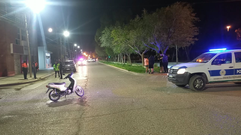 Choque entre una camioneta y una moto en Kennedy y Díaz Vélez: una joven fue trasladada al hospital