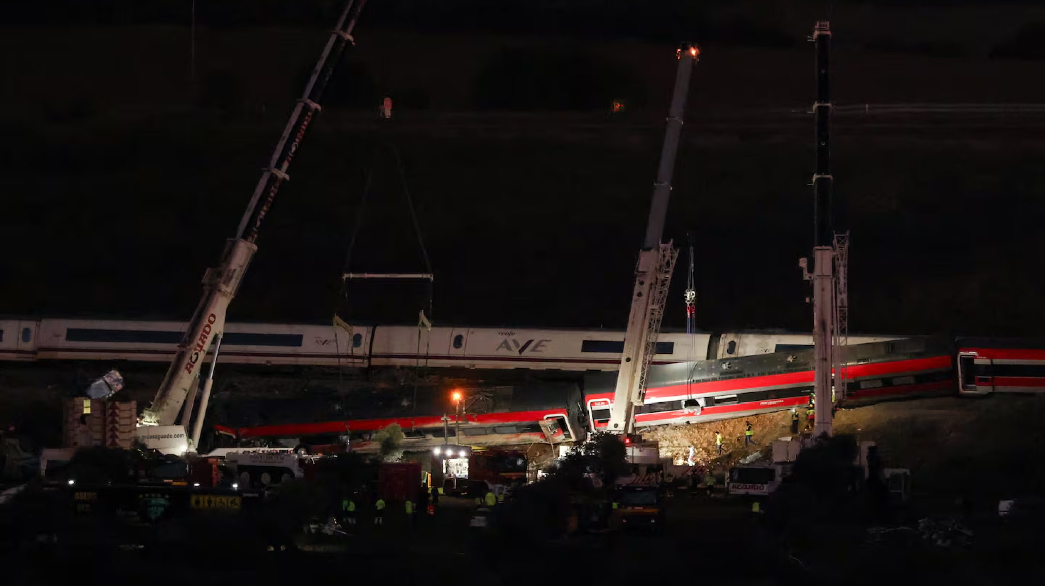 Choque de trenes en Espa馻: recuperaron las cajas negras y analizan la secuencia previa al impacto