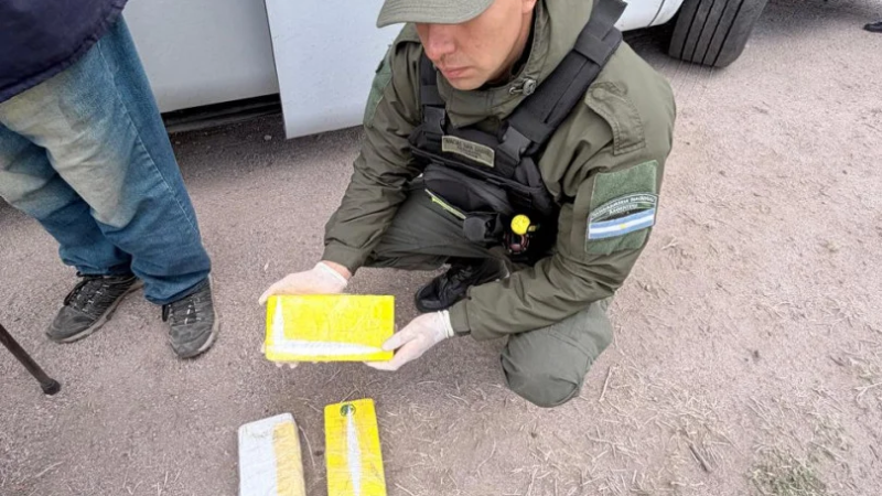 Viajaba hacia Río Gallegos con más de 3 kilos de cocaína escondidos bajo la ropa