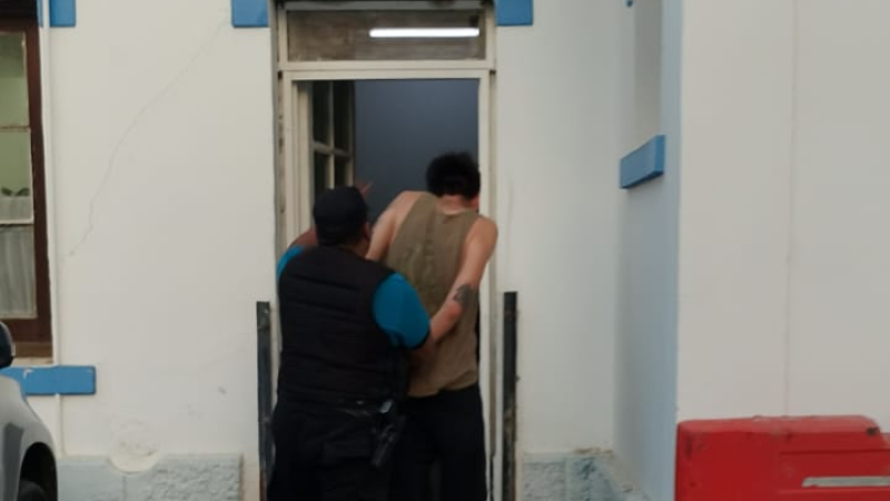 Entró a una farmacia de Comodoro y se llevó casi $123.000 en cremas para peinar: terminó detenido