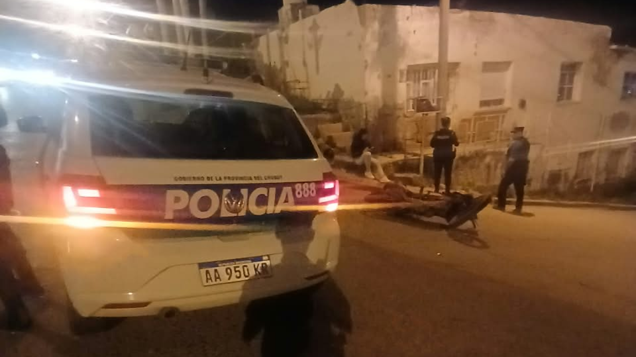 Atropelló a una motociclista en Comodoro y escapó, pero dejó atrás dos pistas que podrían delatarlo