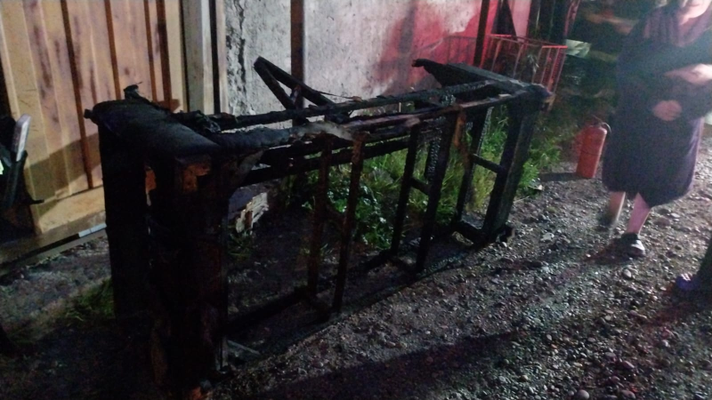 Se despertó por un fuerte olor a humo y descubrió que el sillón de su casa se estaba incendiando