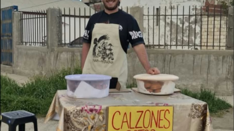 Todo por Panqui: un joven vende tortas fritas y calzones rotos en la calle para pagar el tratamiento médico de su perrito