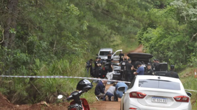 La escena más cruel en Misiones: hallaron a una pareja asesinada en un auto y a su hijito de dos años durmiendo atrás