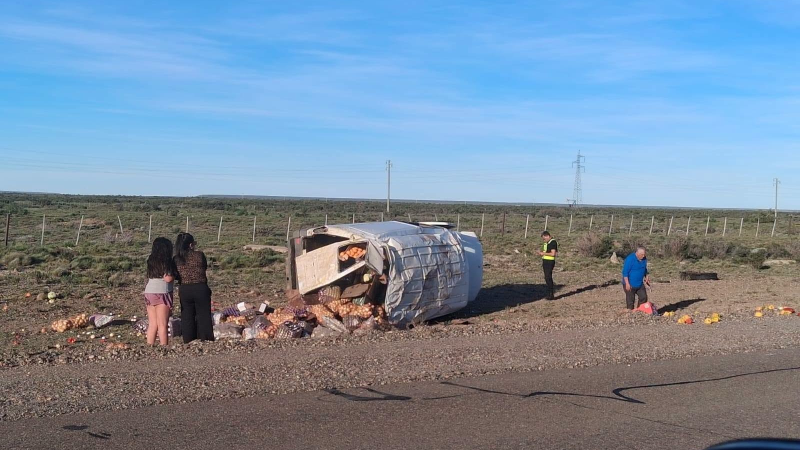 Vuelco en una ruta de Santa Cruz: tres personas involucradas y una salió caminando para pedir ayuda