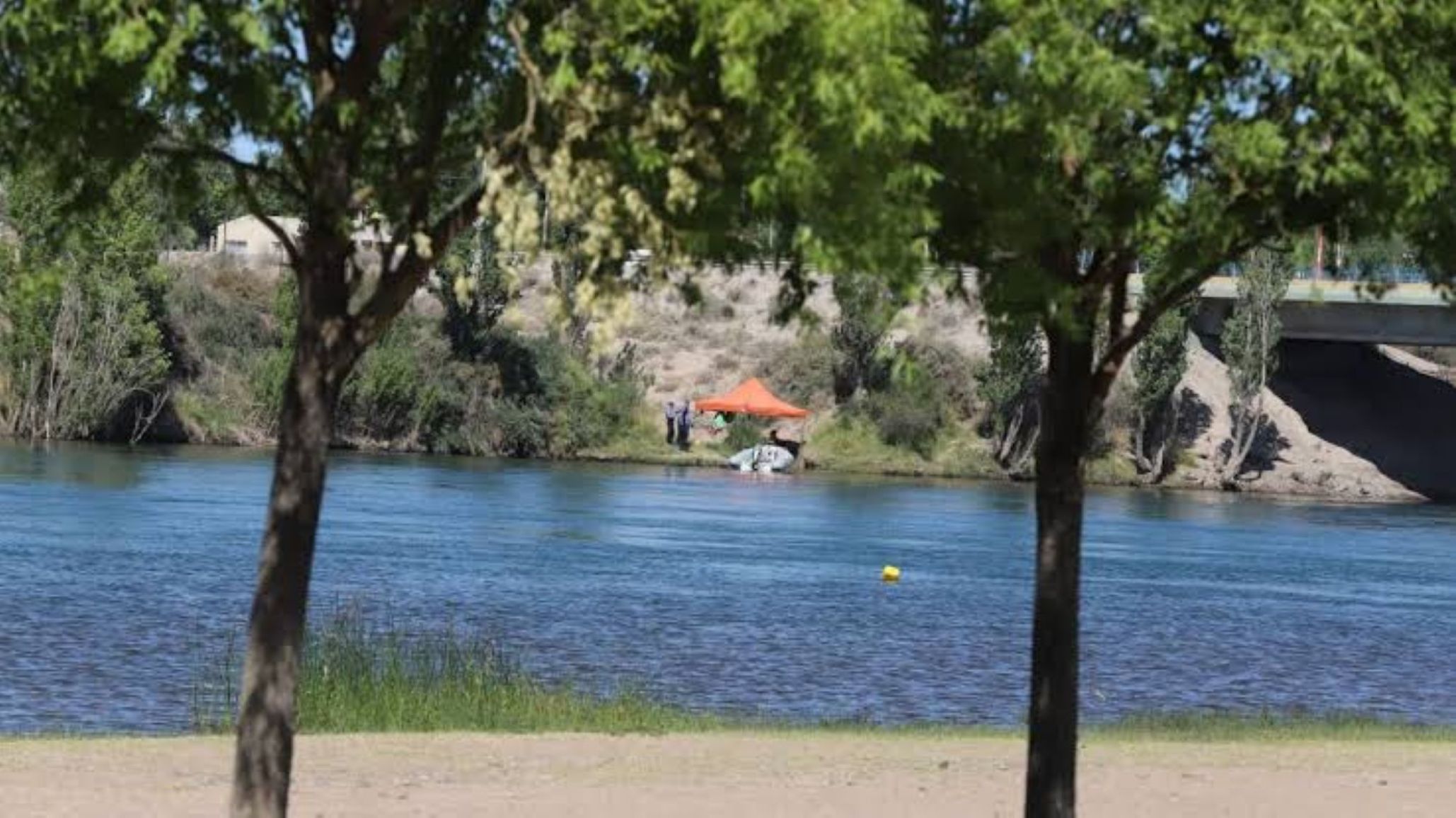 Hallaron un cuerpo flotando en el río Limay frente a Balsa Las Perlas: investigan las causas de la muerte