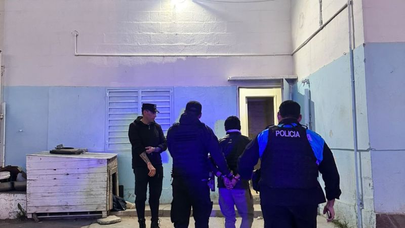 Comodoro: detuvieron a un hombre acusado de intentar robar tres botellas de vino de una carnicería