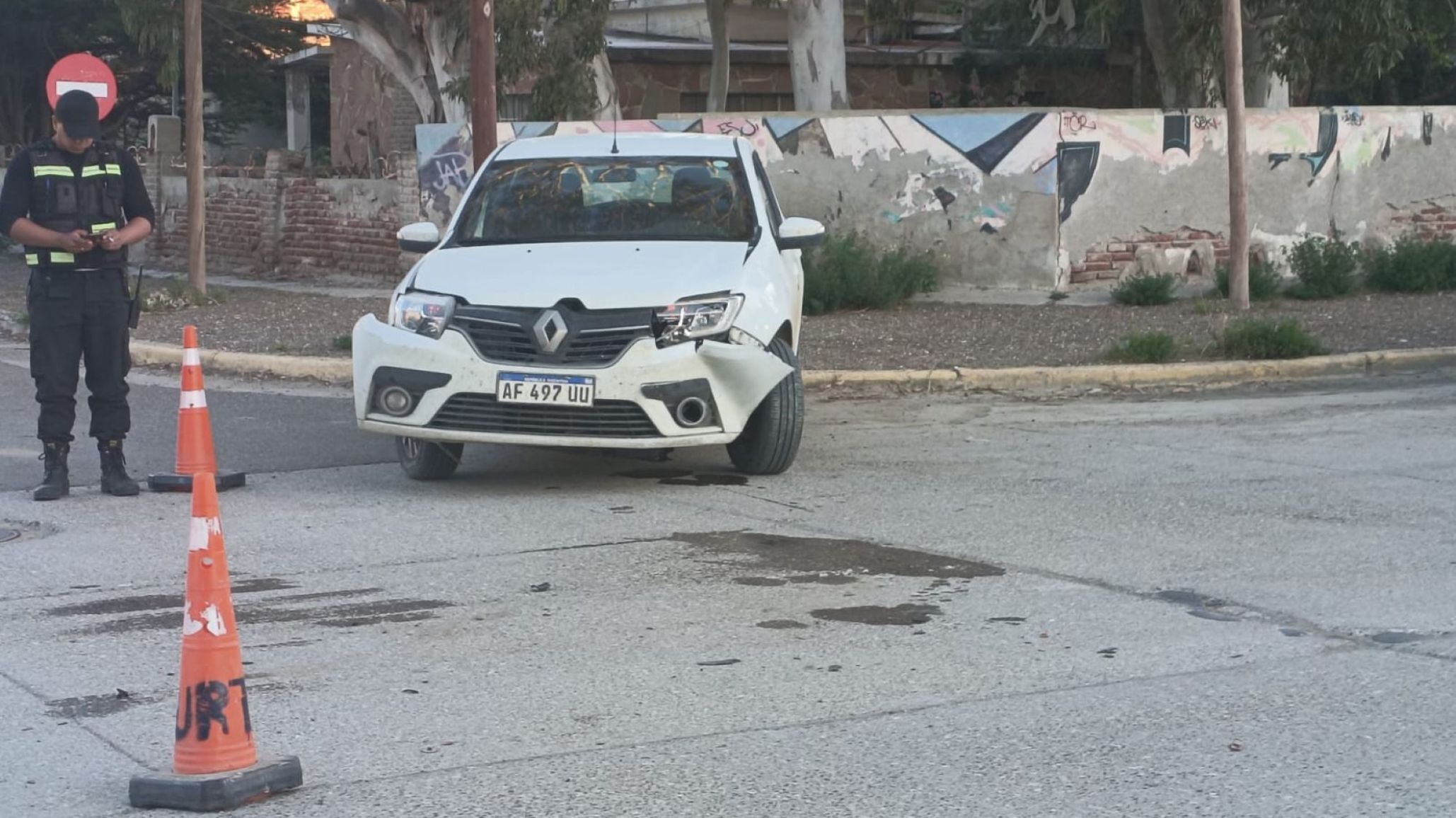Choque entre dos autos en Rada Tilly: uno de los conductores circulaba sin seguro