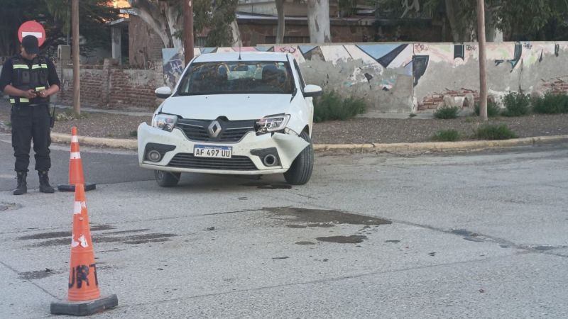 Choque entre dos autos en Rada Tilly: uno de los conductores circulaba sin seguro