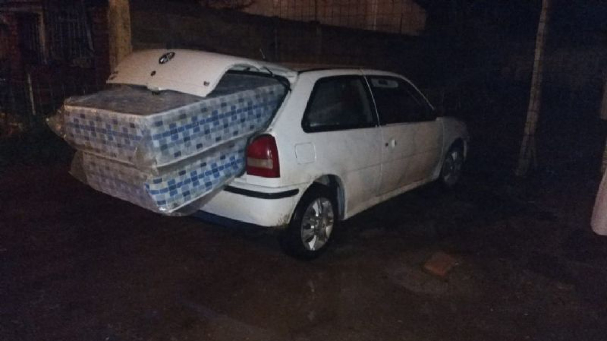 Un hombre fue atrapado infraganti mientras robaba colchones de un depósito