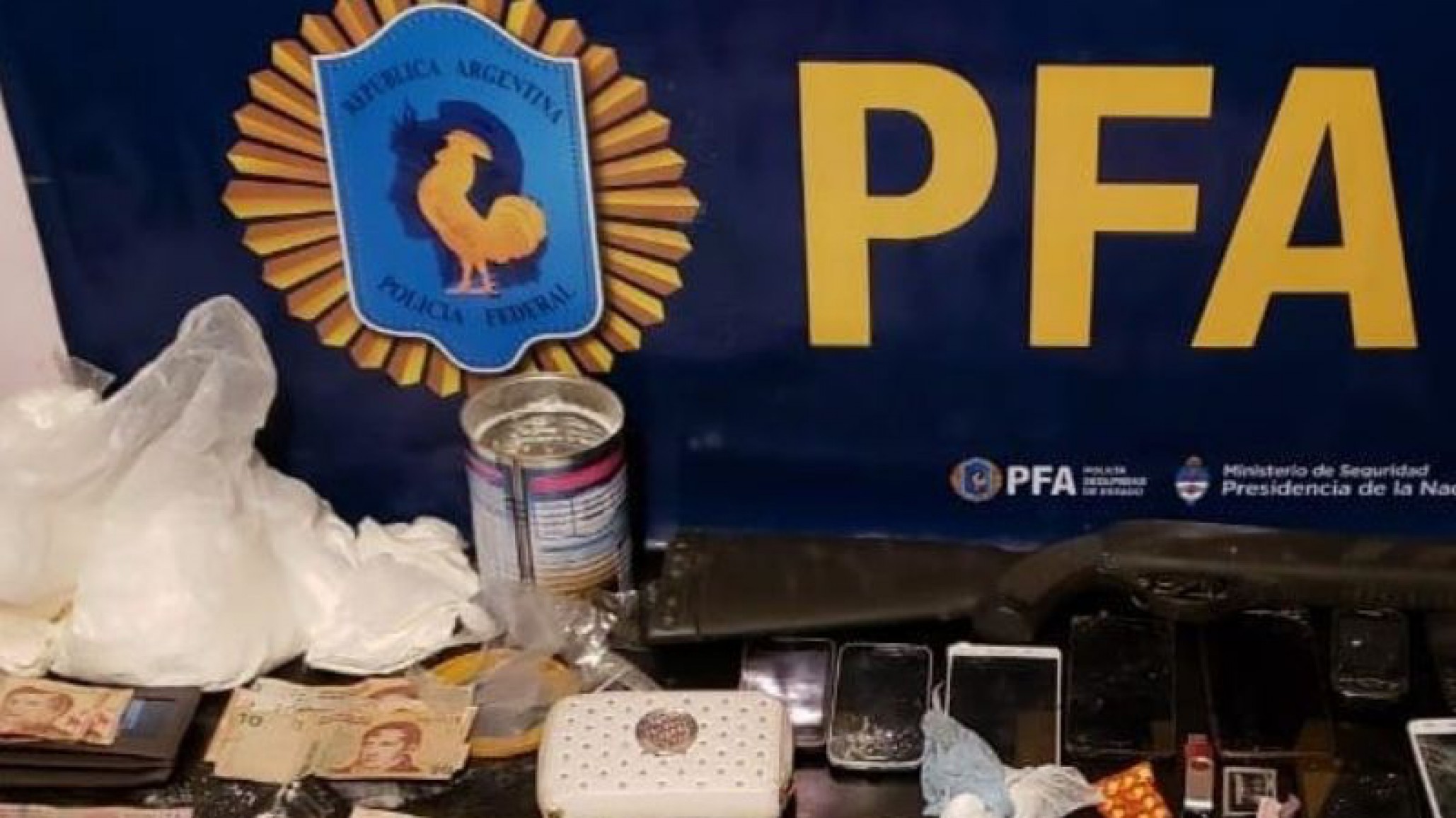 Realizaron tres allanamientos e incautaron droga y armas