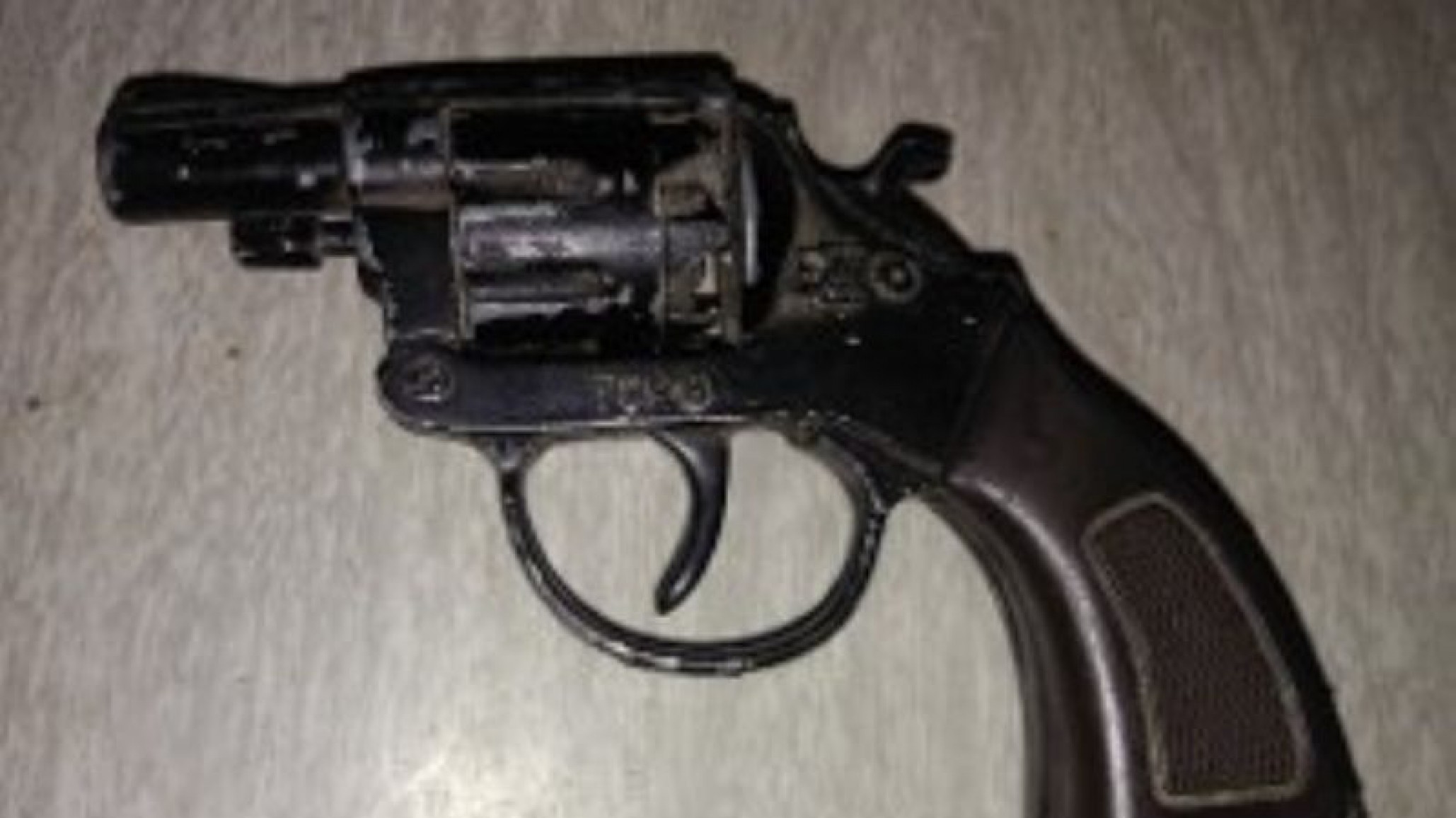 Cuatro hombres manejaban con un arma dentro del auto