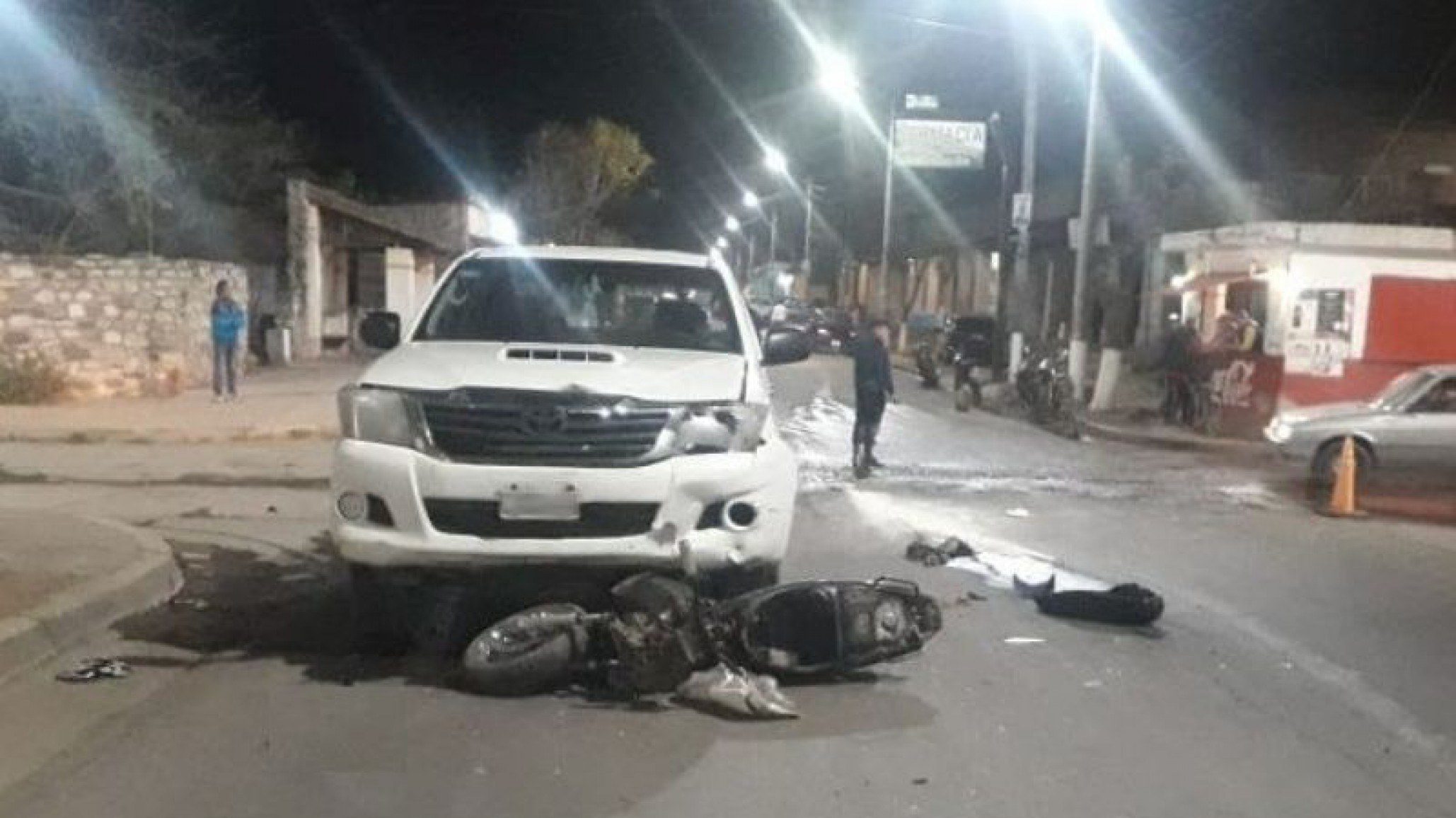 Murió un motociclista al chocar contra una camioneta