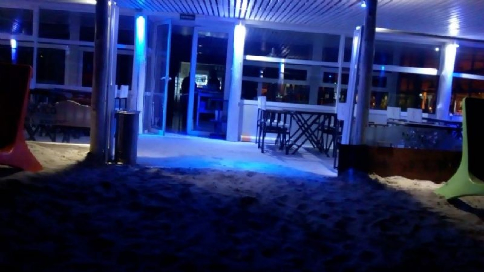 Un hombre rompió la puerta de un local a las patadas y causó daños, fue detenido