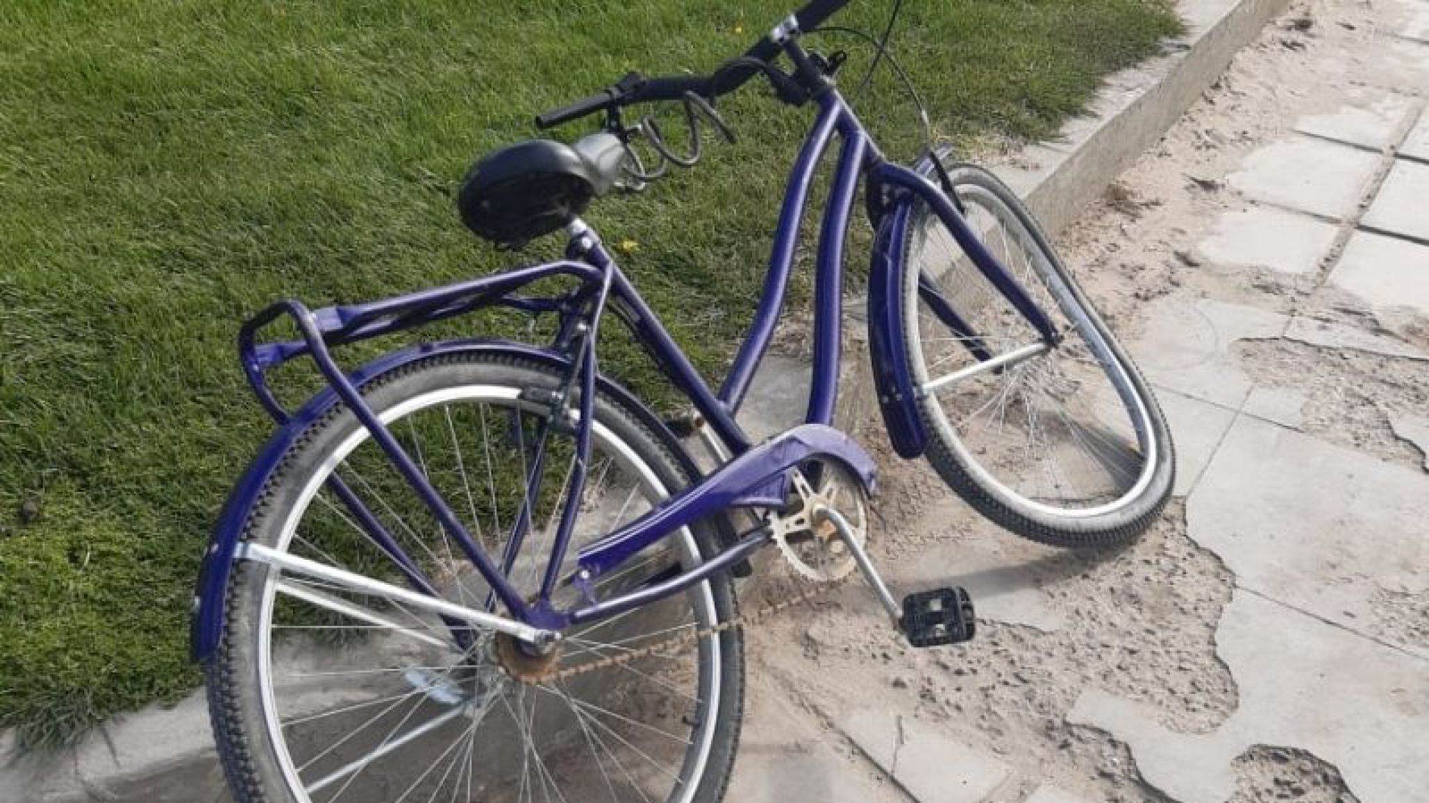 Una ciclista sufrió un accidente tras intentar sobrepasar a un camión