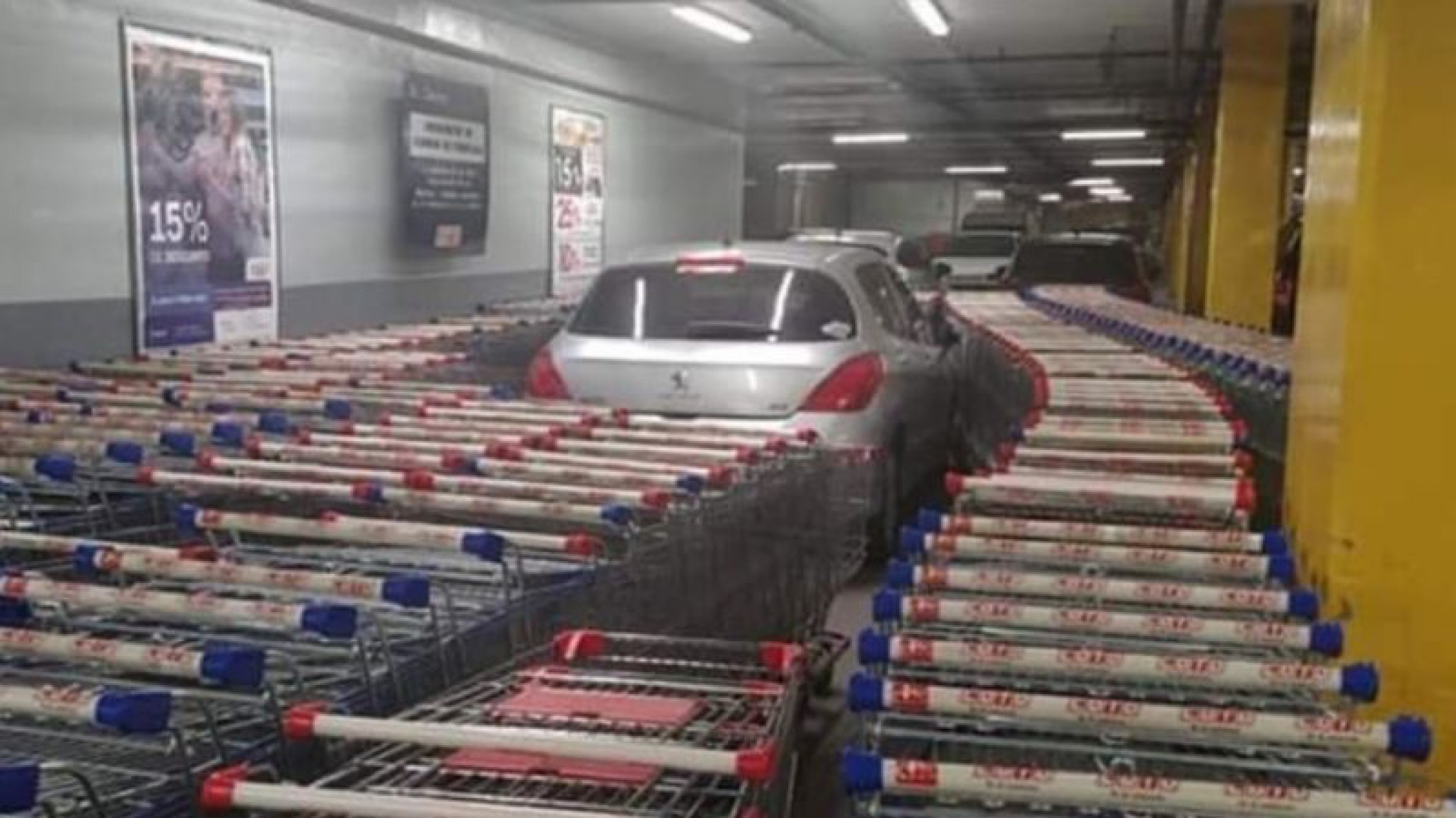 Insólito: estacionó mal su vehículo y quedó acorralado por los carritos del supermercado