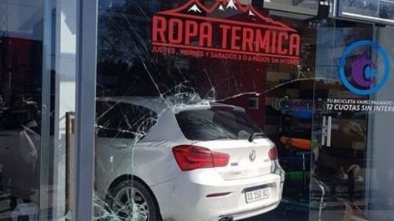 ¡De Película! Entró con su auto dentro de un negocio