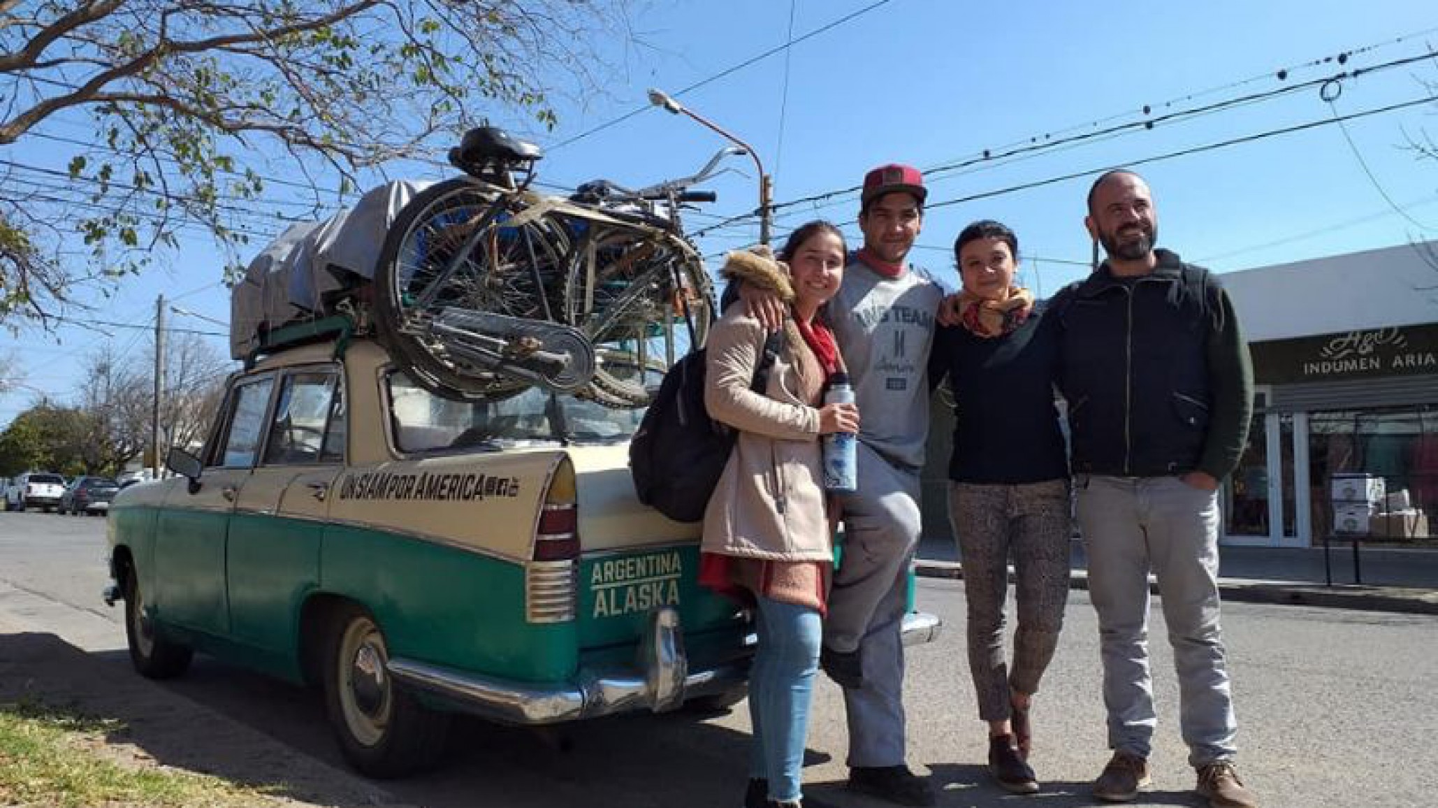 Una pareja va a recorrer el continente en auto, transmitirán el viaje por las redes
