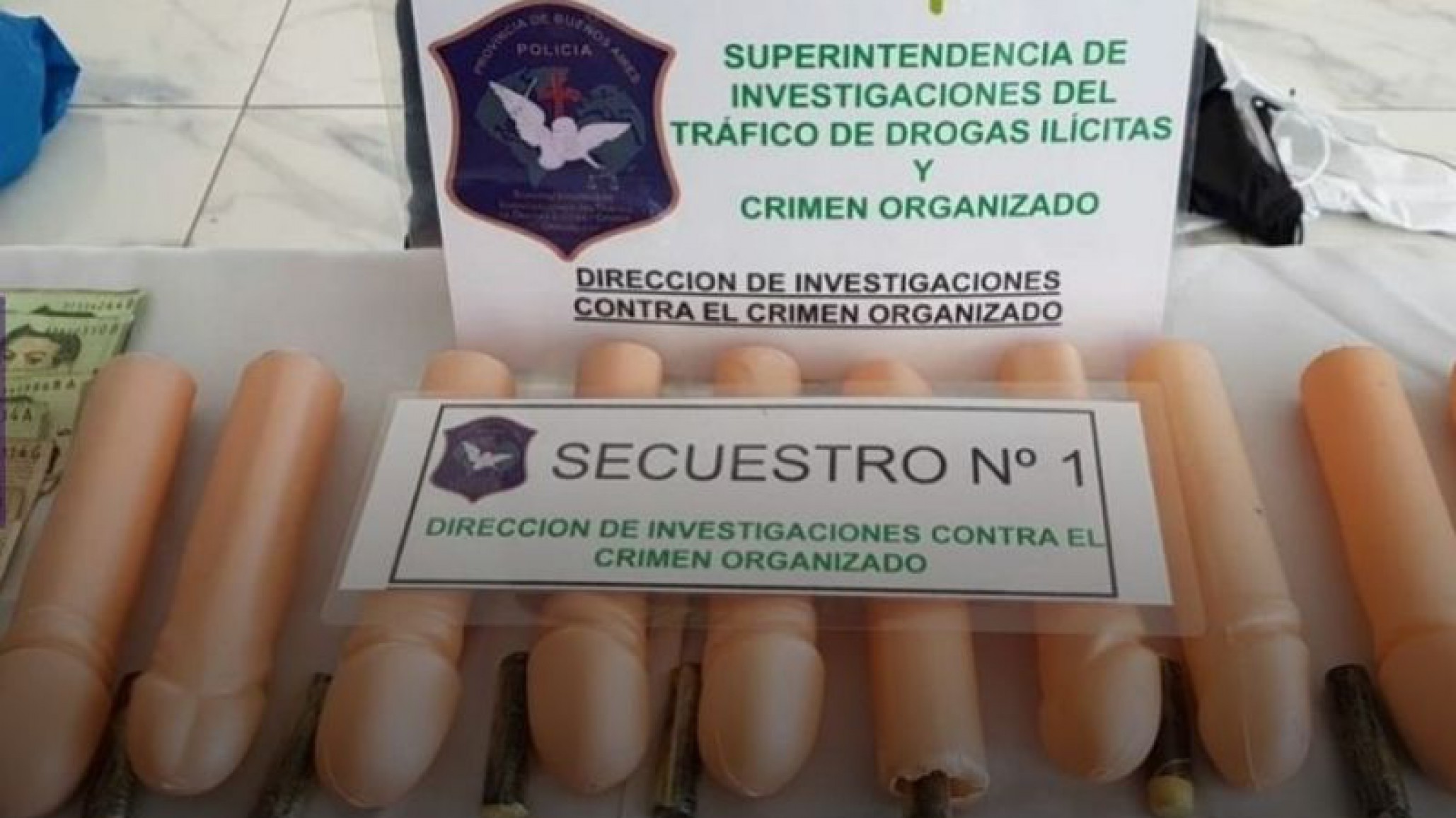 Insólito: cayó banda de narcos peruanos que escondía cocaína en penes de cotillón