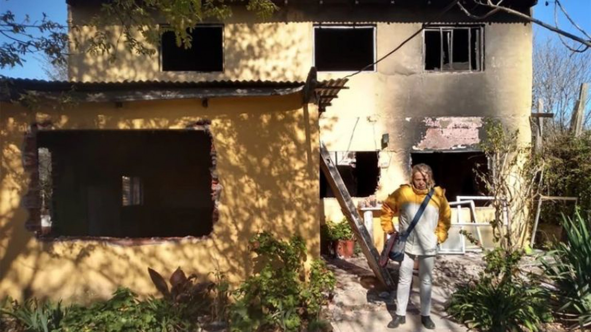 Se incendió su casa, su pueblo la ayudó y hoy trabaja gratis como agradecimiento