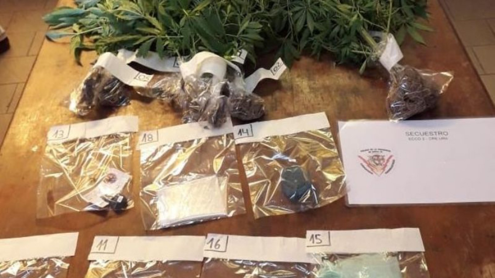 Allanamientos con secuestro de drogas y armas