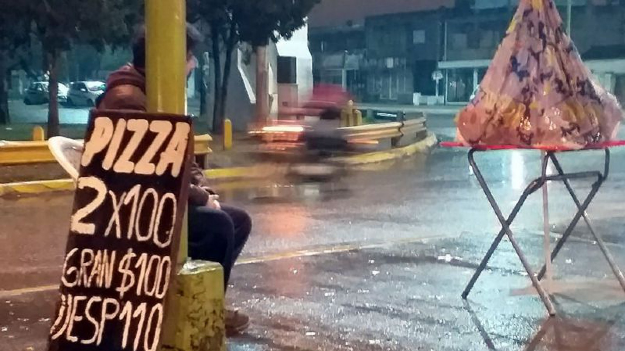 La imagen de un vendedor ambulante que conmovió a Tucumán