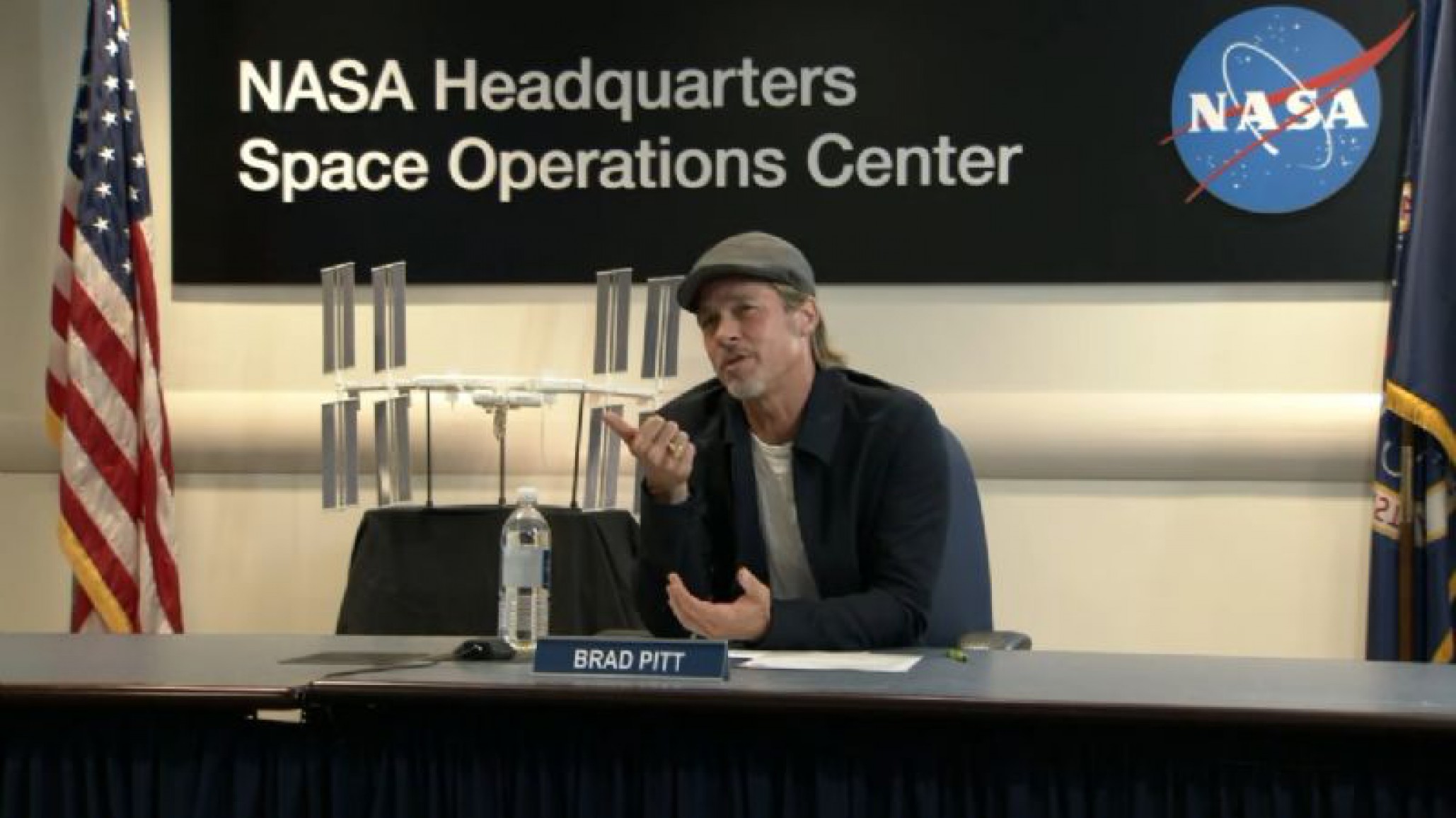 Brad Pitt charló con un astronauta en el espacio y le preguntó: “¿Quién lo hizo mejor, Clooney o yo?