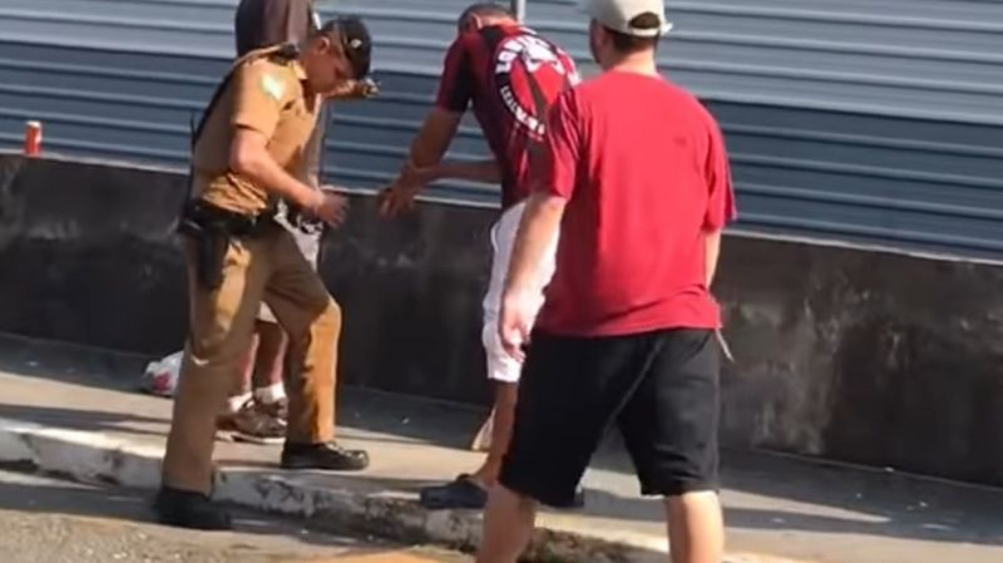 Impactante: Joven pierde su mano tras explotarle un cohete y queda registrado