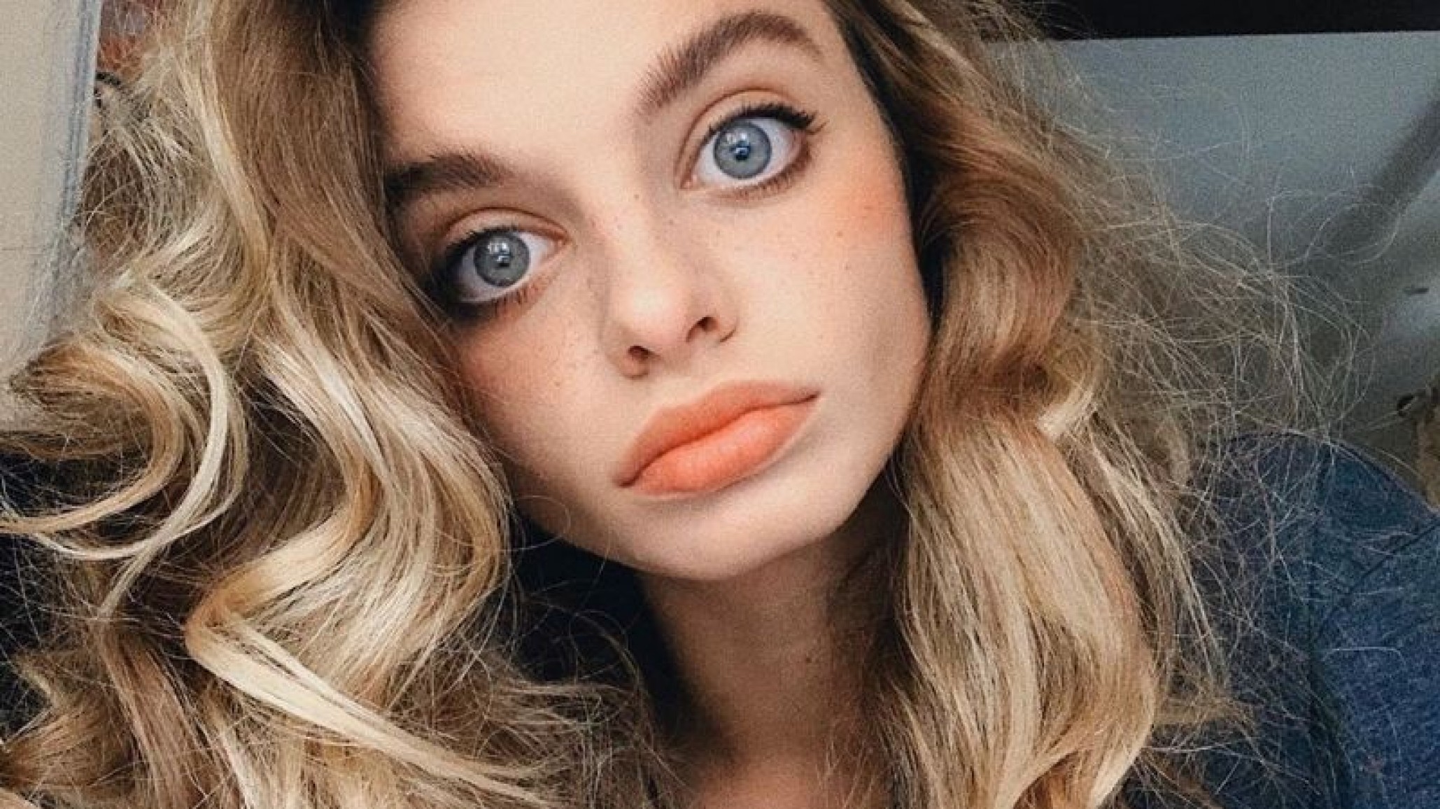 ¡Belleza única! una influencer es conocida por tener los ojos más grandes
