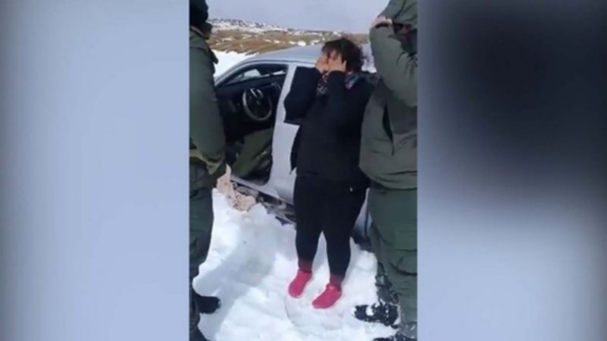 Mujer es rescatada luego de pasar la noche entre la nieve