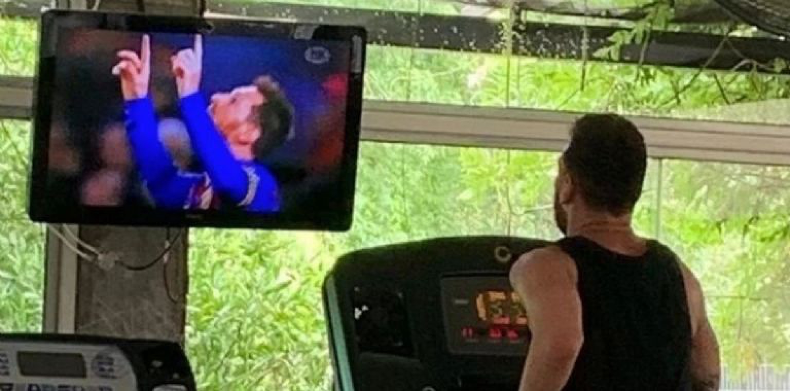 Subiendo un poco el autoestima: Messi entrenó viendo un especial de sus goles