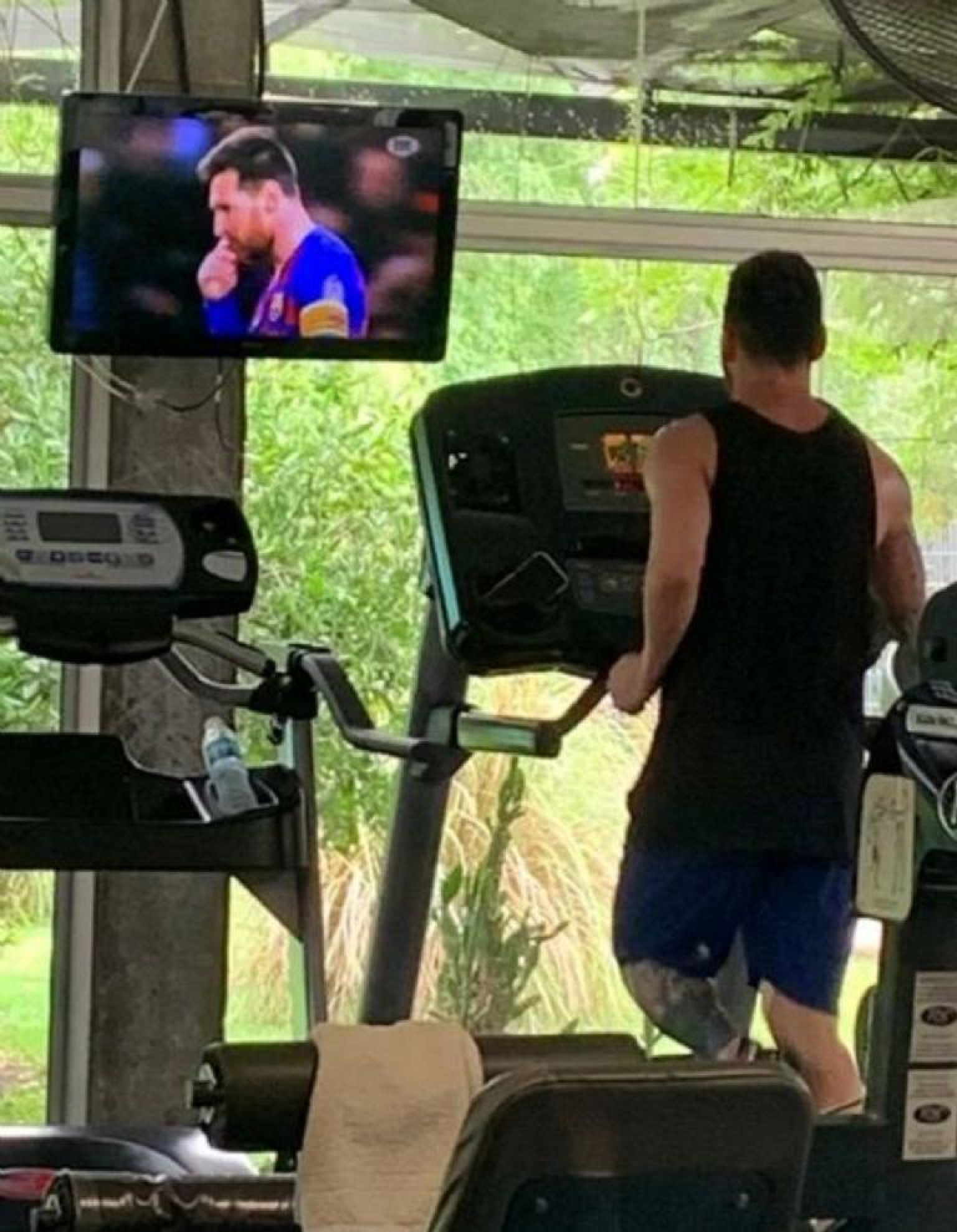 Subiendo un poco el autoestima: Messi entrenó viendo un especial de sus goles
