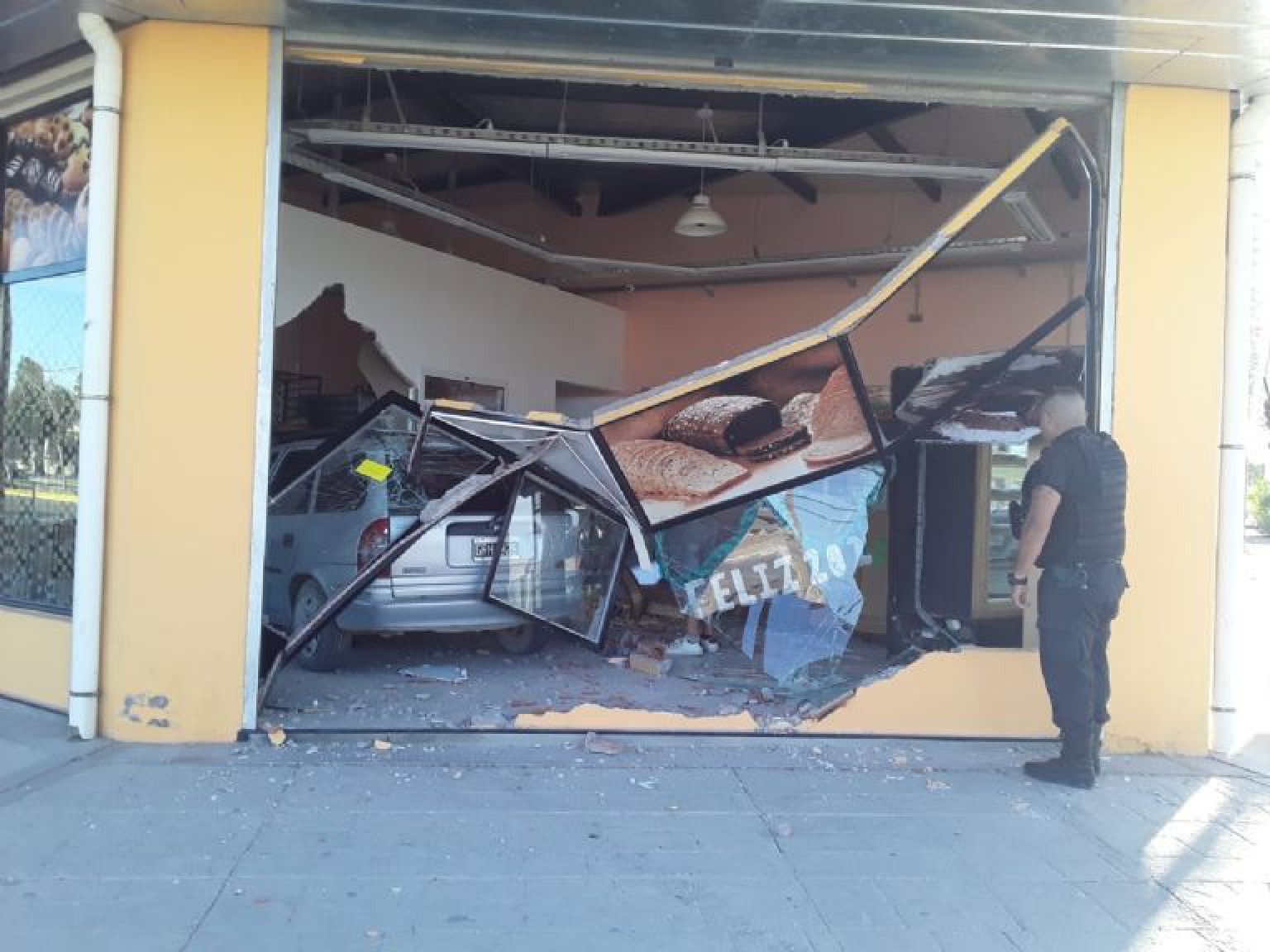 Madryn: Una joven manejaba alcoholizada, chocó y se metió adentro de una panadería