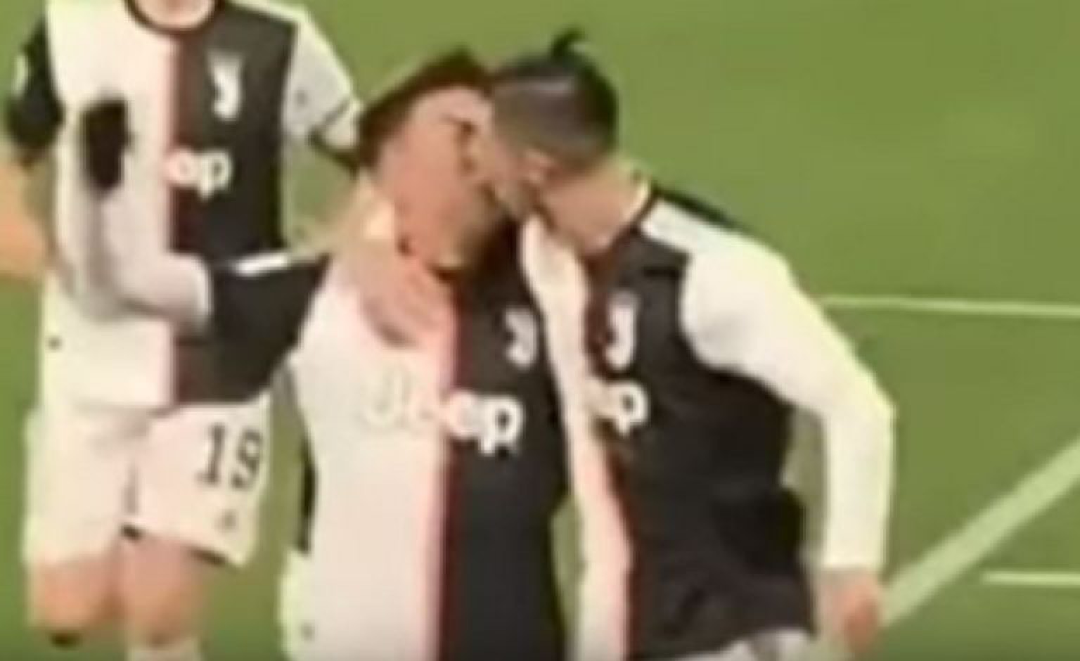 Festejo afectuoso: Cristiano y Dybala se besaron por accidente luego del segundo gol del portugués