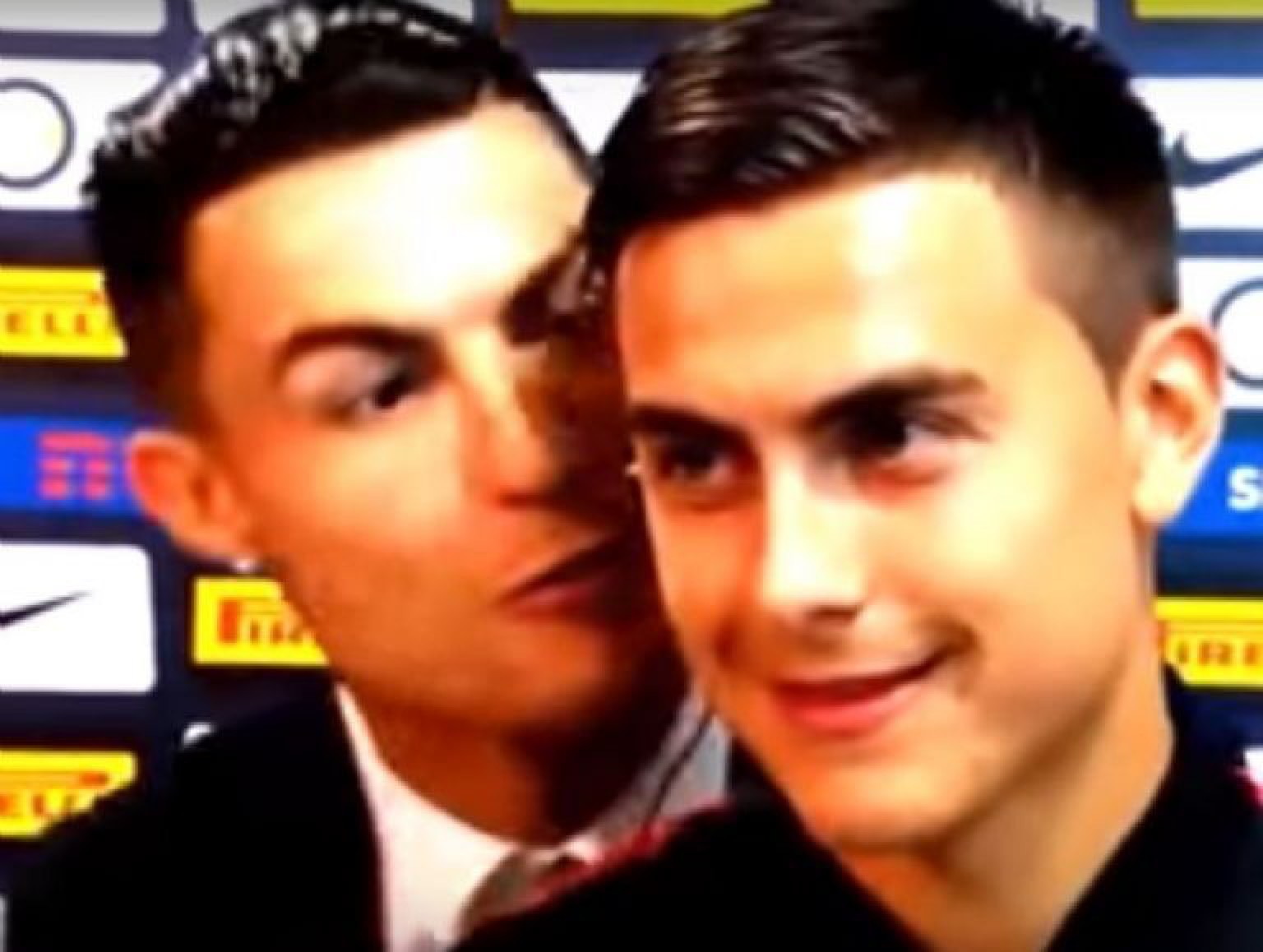 Festejo afectuoso: Cristiano y Dybala se besaron por accidente luego del segundo gol del portugués